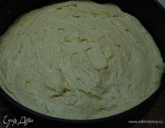 Всыпать муку, разрыхлитель, крахмал, хорошо взбить. Дно формы выстелить пергаментом, выложить тесто, разровнять. 