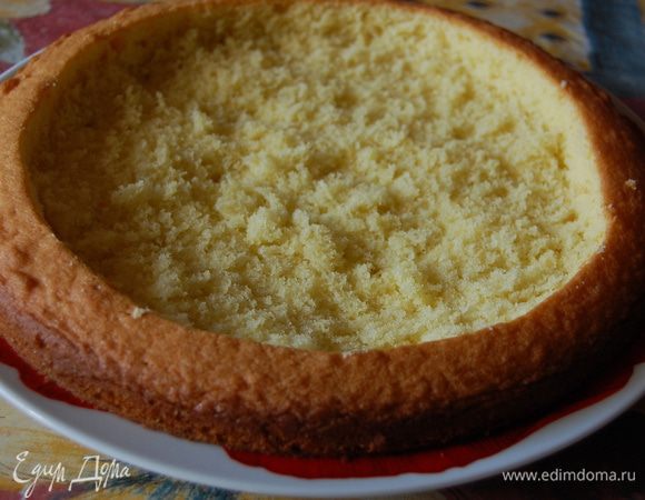 Полностью остывший корж выложить на блюдо. Сделать аккуратный неглубокий надрез по всей окружности, отступая от края на 2см, чтобы получилась чаша, как на фото.