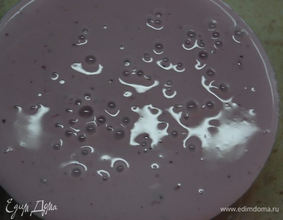 Желатин залить водой (0,5 стакана) и распустить на водяной бане. Добавить в желатин немного йогурта, размешать и вылить получившуюся массу в оставшийся йогурт.