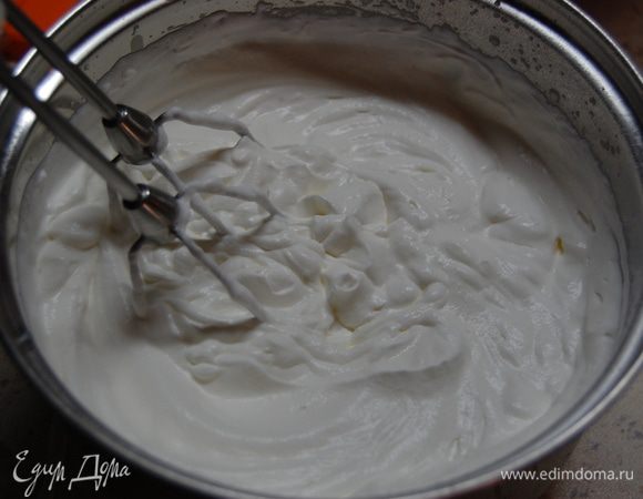 Сливки взбить с сахарной пудрой в пышную массу.
