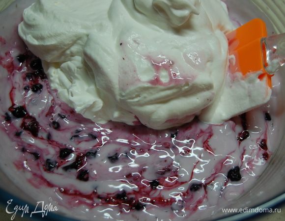 Как только йогурт начнет застывать (я поставила в холодильник на 15 минут), добавить взбитые сливки и ягоды. Перемешать...