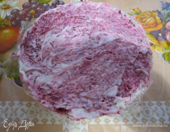 Глубокую ёмкость для салата нужно намочить немного водой и выстелить пищевой плёнкой. Итак, первый слой у нас будет отварная свекла с мелко нарубленными грецкими орехами, второй слой - морковь с изюмом, третий - сыр с чесноком и так до тех пор, пока не закончатся приготовленные нами компоненты салата. Каждый слой хорошо смазать майонезом и уплотнить.