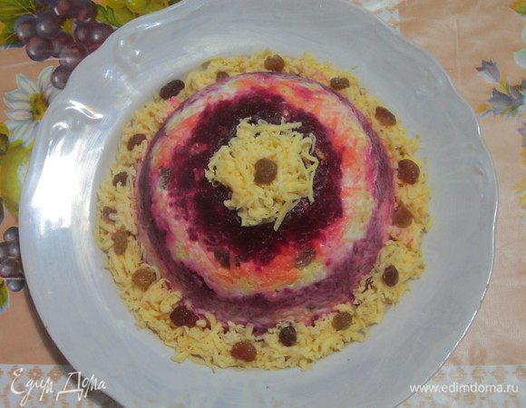 Аккуратно перевернуть наш салат на приготовленное блюдо, в котором мы будем подавать его на стол. Снять пищевую плёнку и украсить по желанию. Приятного аппетита!