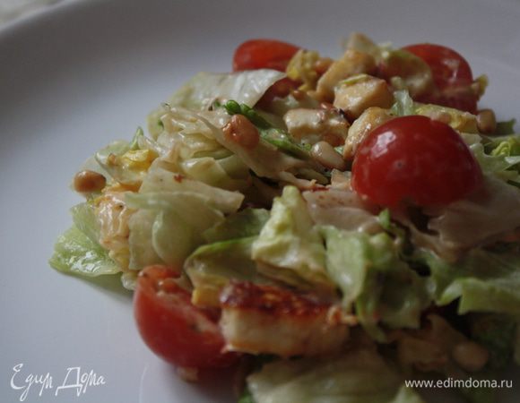 Сначала подготовим ингредиенты. Поджарим филе на гриле, орешки поджарим на сковороде, черри порежем пополам, соус (майонез + итальянские травы). все смешаем салат айсберг порвать руками и сразу подаем, очень вкусно!! 