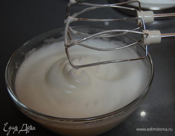 Отделить желтки от белков,белки взбить до крепких пиков.Отдельно взбить желтки.
