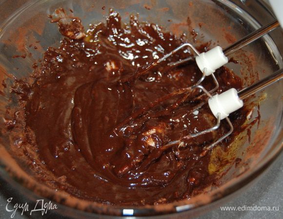 Добавить желтки к шоколадной массе и хорошо перемешать.