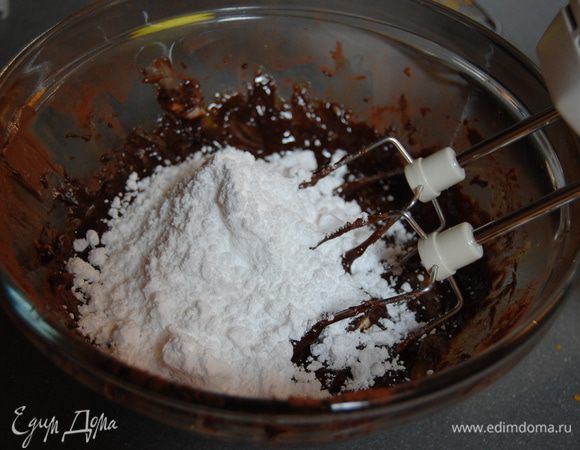 Смешать какао с сахарной пудрой и добавить все к шоколадной массе,перемешать.