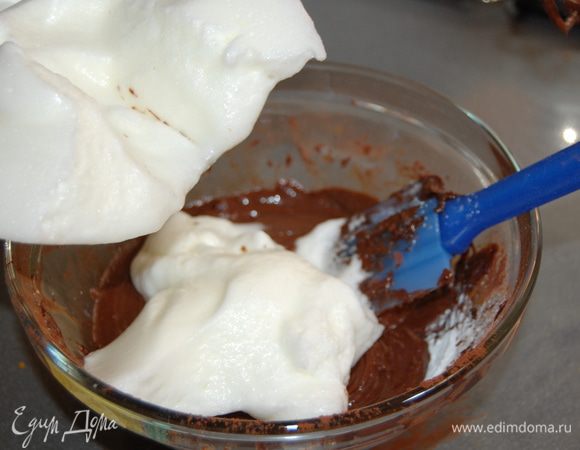 К полученной массе аккуратно добавить взбитые белки и тщательно размешать.