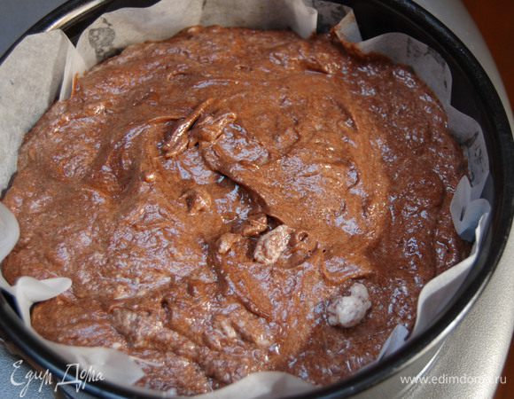 Духовку предварительно разогреть до 180 градусов,выложить полученную смесь в форму диаметром 20 см и выпекать 40 минут.Готовность проверить деревянной палочкой. Вынуть из духовки и остудить. Корж должен немного опасть, не пугайтесь, это нормально.