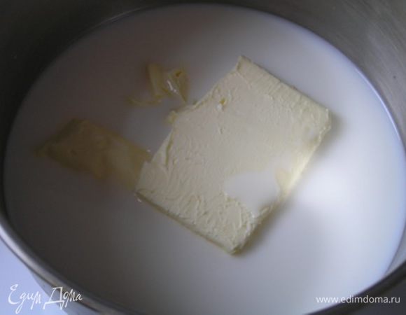 В кастрюлю налить молоко, воду, добавить сахар, масло 