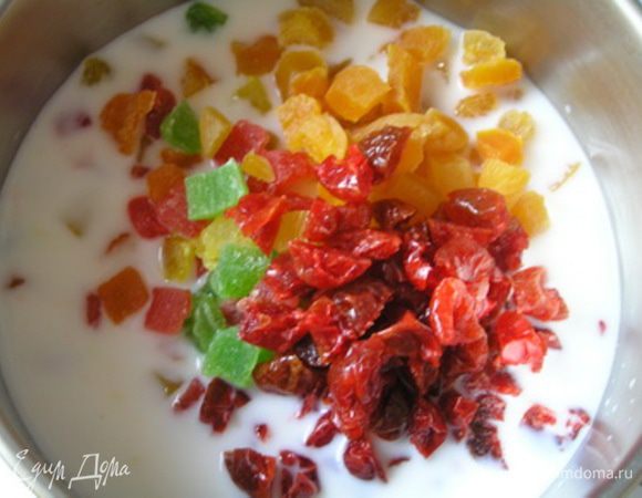 и все сухофрукты. Поставить  на маленький  огонь. 