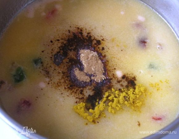 Как только смесь начнет закипать,  добавить имбирь, мускатный орех, корицу, порошок гвоздики.  Для красивого цвета можно положить и шафран. 