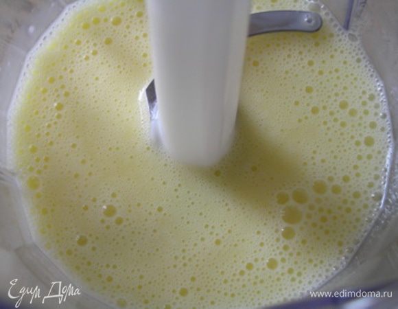 Когда заварная часть теста остынет, взбить в блендере яйца. 