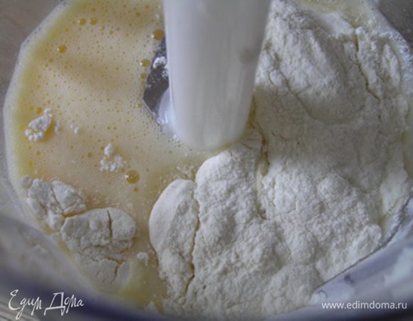 Муку смешать с разрыхлителем и солью. Добавлять по очереди к яйцам мучную смесь
