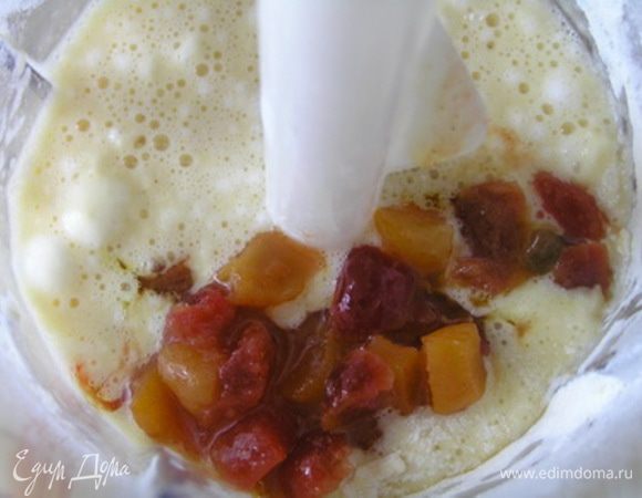 и заварную, пока обе не закончатся, каждый раз взбивая блендером тесто.