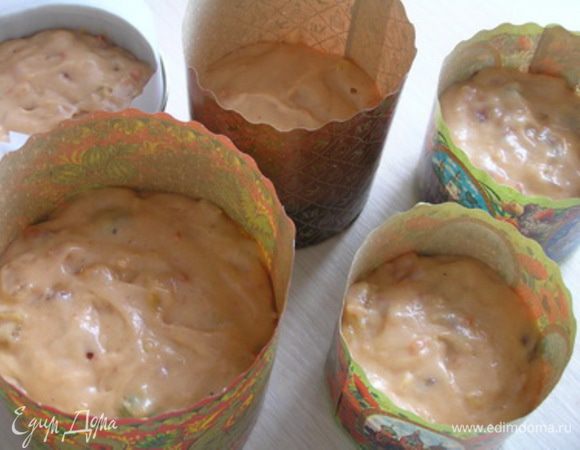 В подготовленную форму (или формы как у меня) положить пергаментную бумагу, смазать маслом и выложить тесто. Поставить в разогретую  до 180 градусов духовку на 1,1 -1,5 часа (самый маленький у меня готовился 55 минут, средний 1час 10 минут, проверяйте на готовность деревянной палочкой). 