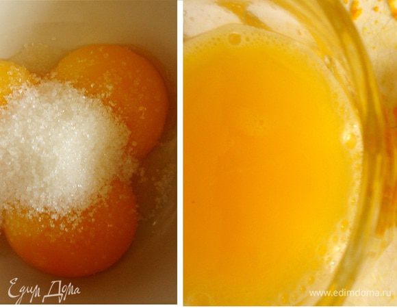 Апельсиновый сок вылить в ковшик и прогреть на маленьком огне.Тем временем смешать желтки с сахаром.