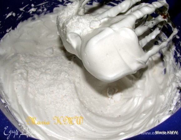 Подготовить противень для выпечки. Выложить его бумагой для выпечки, на бумаге нарисуем круг(обведем форму карандашом, диаметром 20-26 см).
Взбить белки с щепоткой соли, постепенно добавляя сахар или сахарную пудру, до устойчивых пиков. Тщательно вымешиваем каждую добавленую порцию сахара.