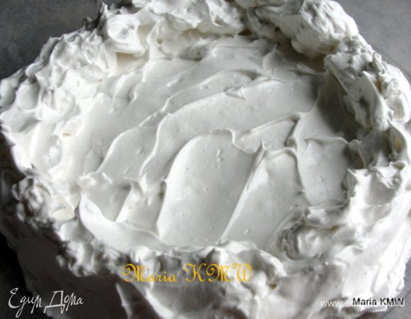 Выкладываем 3/4 части на противень, где нарисован наш круг. Остальные белки выкладываем сверху ложкой, в виде бортиков. Получается вот такое гнездышко.