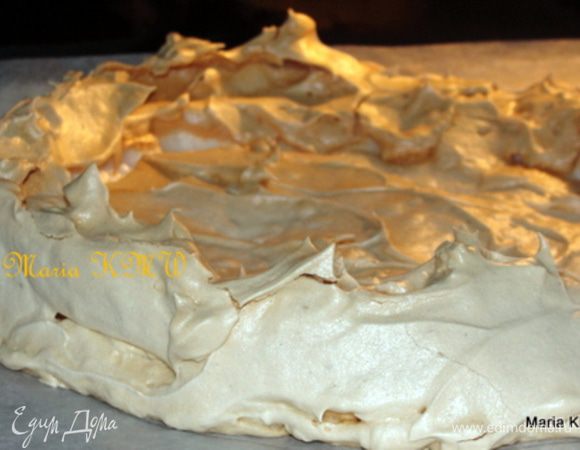 Выпекаем наше снежное гнездышко 75 минут, в предварительно разогретой духовке при 140 градусах. ***Возможно прийдется уменьшить температуру во время выпечки, смотря какая у вас духовка.  И мне это понадобилось, после 15 минут выпекания я убавила температуру до 125 градусов. И продержала безе точно по-рецепту 75 минут. Он только слегка подрумянился, что и нужно было.***
Выключаем духовку, но безе оставляем внутри!!! До полного охлаждения безе в духовке.
