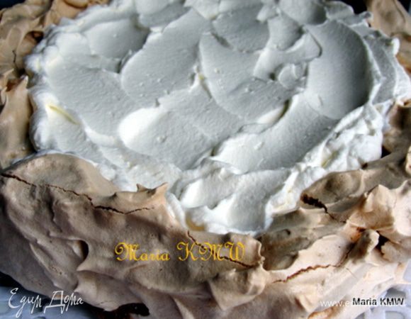 Пока безе остывает в духовке, взбиваем  сливки, как они только начнут густеть, сливки готовы. Их не нужно взбивать в устойчивую пену, более они должны быть похожи на крем.
Вынимаем безе и смазываем внутри гнездышка сливками.