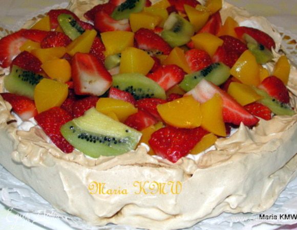 Режем фрукты и ягоды на кусочки, украшаем торт-безе!