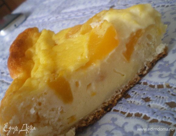 Тёплый пирог разрезать на кусочки и подавать.