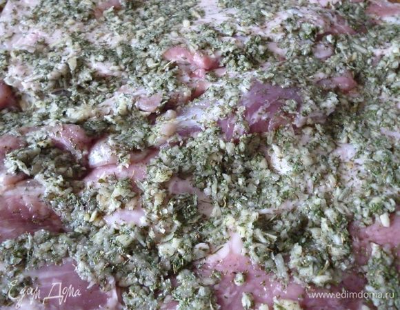 Достаем из холодильника нашу свининку,сливаем рассол и натираем ее по всей площади куска приготовленной чесночной смесью.