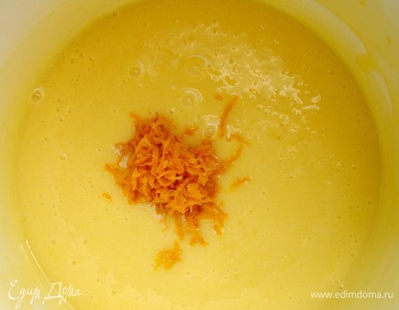 Горячий сок тонкой струйкой,при постоянном помешивании,влить в яичную смесь.Перелить массу в ковшик и опять поставить прогреваться на маленький огонь.Готовить,постоянно помешивая,до загустения массы.Снять с огня,добавить цедру.