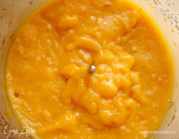 Отваренную курагу пюрировать в блендере.Затем добавить сахар и масло и ещё взбить в блендере. 