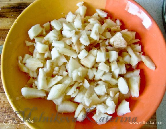 Вырезанную мякоть (или обрезанную с семенных коробочек) нарезать на небольшие кубики.  