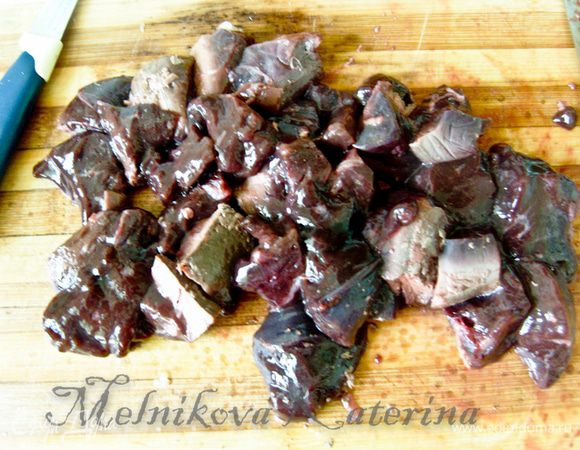 Печень нарезать на средние кусочки. Мелко порубить лук. 