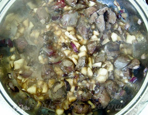 На сковороде разогреть растительное масло. Выложить печень и лук и обжарить 3-4 минуты. Добавить нарезанные яблоки и жарить около 5 минут. Добавить воду, коньяк, специи и тушить около 10 минут. 