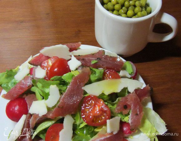 На подушку из салатных листьев бережно выкладываем наши овощи и дополняем несколько перченным карпаччо из тунца и тающим во рту козьим сыром...в дополнение можно подать немного зеленого горошка