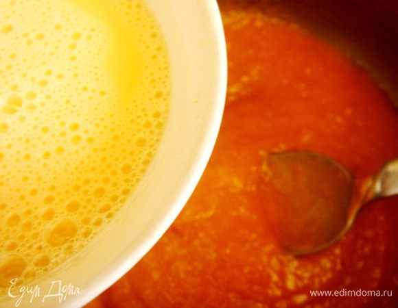 Переложить пюре в ковш и прогреть.Яйцо взболтать и струйкой,помешивая,добавить в пюре.Варить,постоянно помешивая,до загустения начинки. 