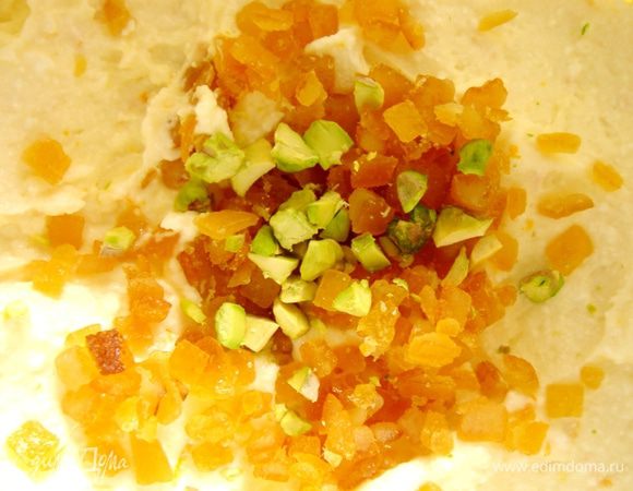 Творог смешать с размягчённым маслом и апельсиновым соусом и взбить миксером до однородного состояния.Добавить кусочки цедры(можно заменить на мармелад)и фисташек(или миндаля).