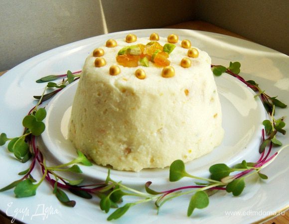 Перед подачей раскрыть марлю и перевернуть формы на блюдо(или порционные тарелки).Украсить кусочками цедры и орехов или сахарными украшениями.Приятного аппетита!