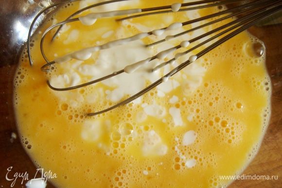 Яйца смешать с мацони,добавить растительное масло и ещё раз хорошо всё перемешать.