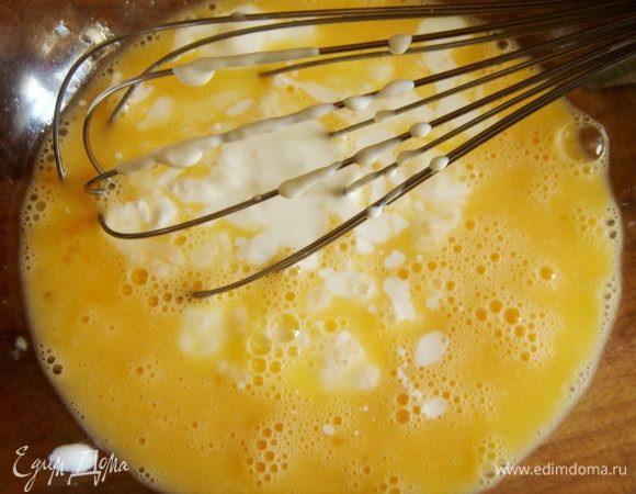 Яйца смешать с мацони,добавить растительное масло и ещё раз хорошо всё перемешать. 