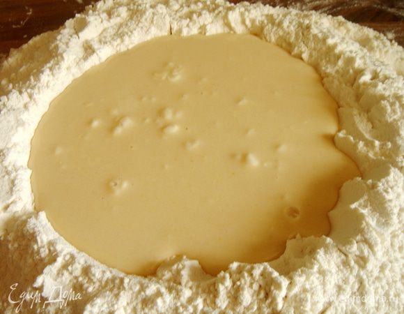 Муку просеять на рабочую поверхность.Смешать её с солью и разрыхлителем.В центре сделать углубление и вылить в него дрожжи и яичную смесь.Замесить тесто,скатоть его в шар,смазать 1 ст.л.растительного масла и положить в глубокую миску.Накрыть миску плёнкой и убрать в тёплое место на 45-60 минут.  