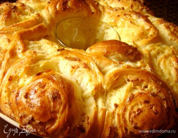 Затем смазать его желтком и выпекать при 180*С около 40 минут или до румяной корочки.Немного остудить.Перед подачей в стакан можно поместить весенние цветы или свежую травку и крашенные яйца.Приятного аппетита!