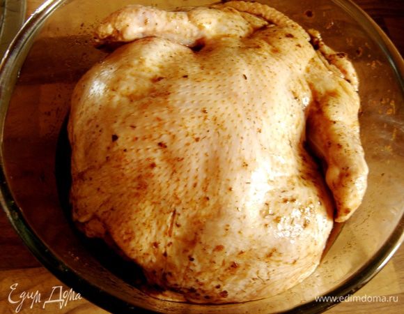 Смешать ингредиенты маринада и смазать им курицу.Оставить её мариноваться на 1-1,5 часа.