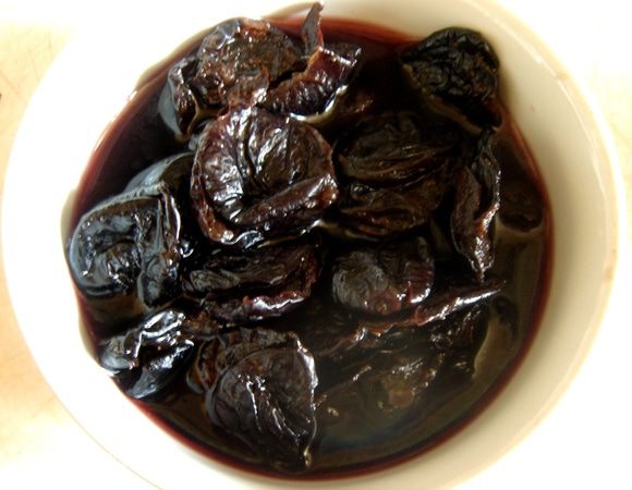 Чернослив замочить в вине.