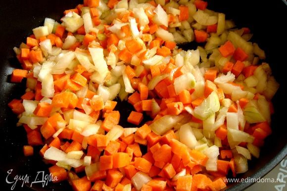 Овощи нарезать средним кубиком.На разогретой сковороде с растительным маслом потушить лук с чесноком,сельдерей и морковь.