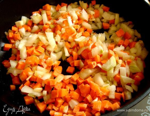 Овощи нарезать средним кубиком.На разогретой сковороде с растительным маслом потушить лук с чесноком,сельдерей и морковь.  