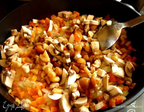 Добавить грибы,потушить.