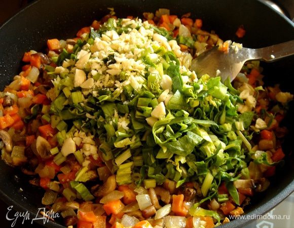 Затем нарезанные шпинат и орехи и опять потушить.