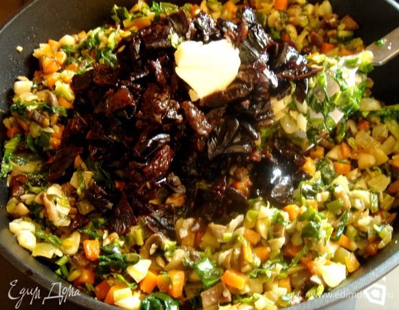 В конце добавить нарезанный чернослив,50 мл вина и сливочное масло.Накрыть сковороду крышкой и тушить около 10 минут.