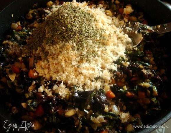 Снять сковороду с огня.Начинку немного остудить.Добавить майоран и сухари,посолить и поперчить.