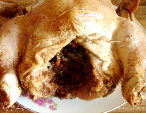 Нафаршировать курицу.Оставшуюся начинку переложить на обильно смазанную сливочным маслом фольгу,свернуть её колбаской и убрать в холодильник.